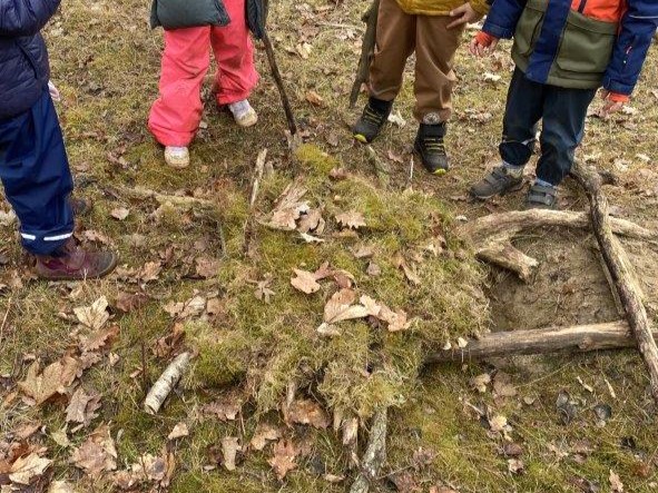 Kinder im Grunewald spielen mit Stöckern.