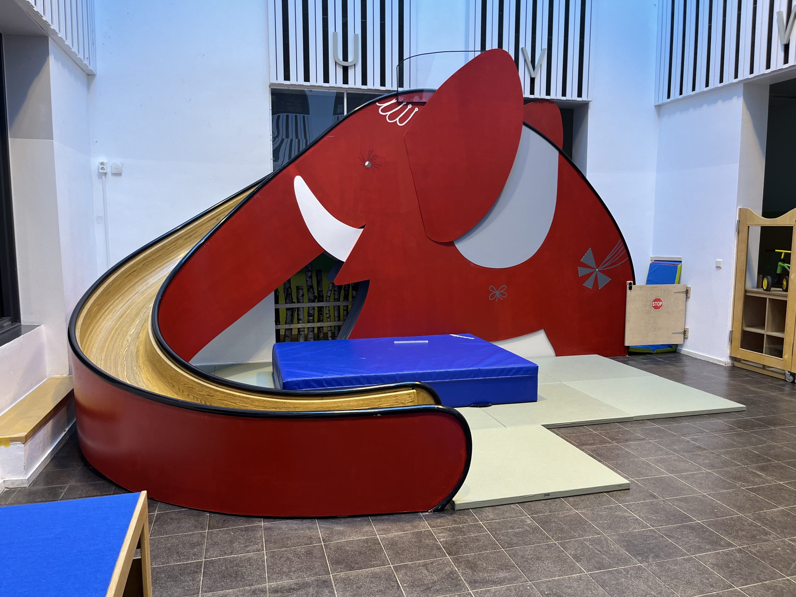 Der Umzug des roten EGA-Elefanten